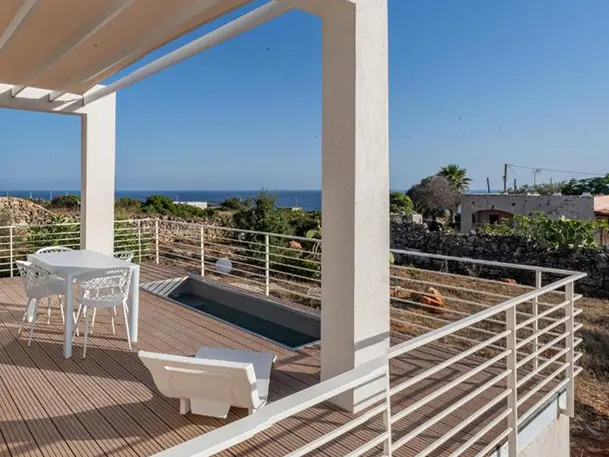Il Cubo — jacuzzi privata sulla terrazza al tramonto