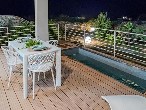 Terrazza con jacuzzi e vista mare aperta