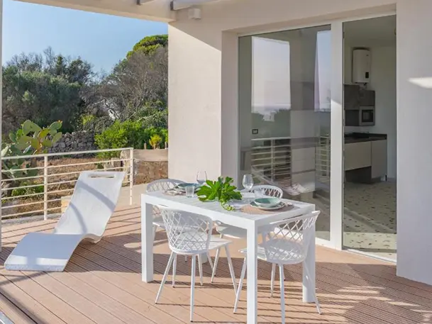 Terrazza con jacuzzi e tavolo da pranzo di giorno